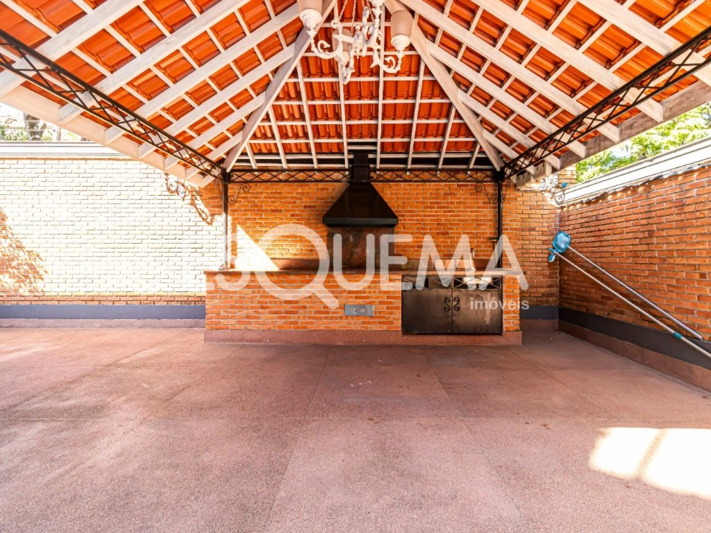 Casa com arquitetura contemporânea no Jardim América - Imagem 15