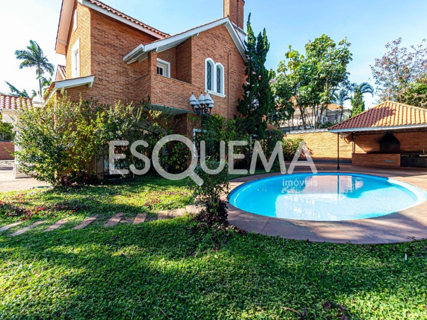 Casa com arquitetura contemporânea no Jardim América - Imagem 3