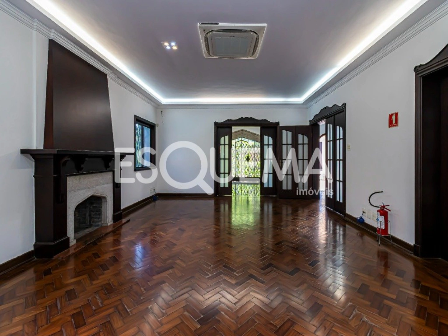 Casa com arquitetura contemporânea no Jardim América - Imagem 8