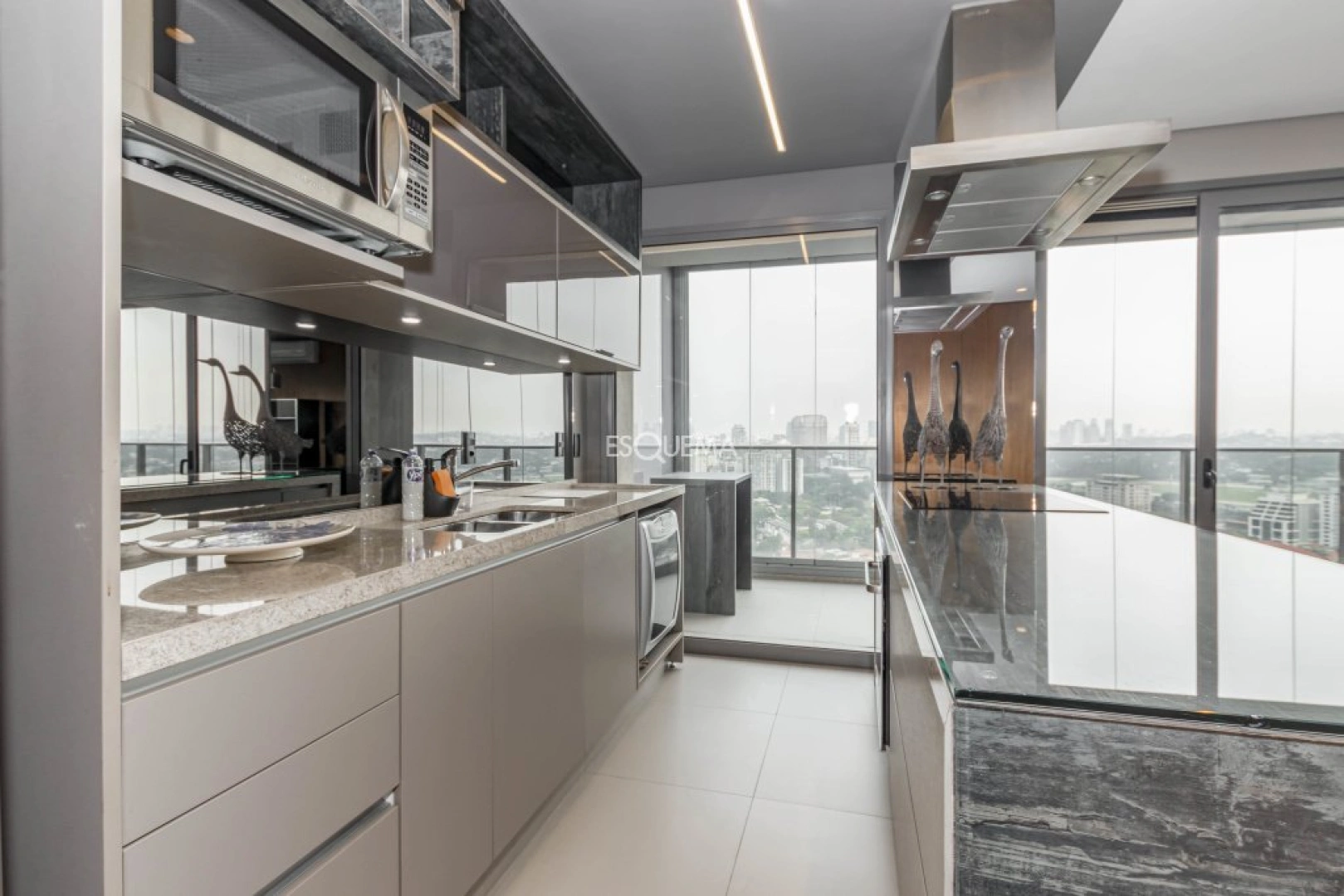 Cobertura mobiliada com vista para o skyline da cidade - Imagem 14
