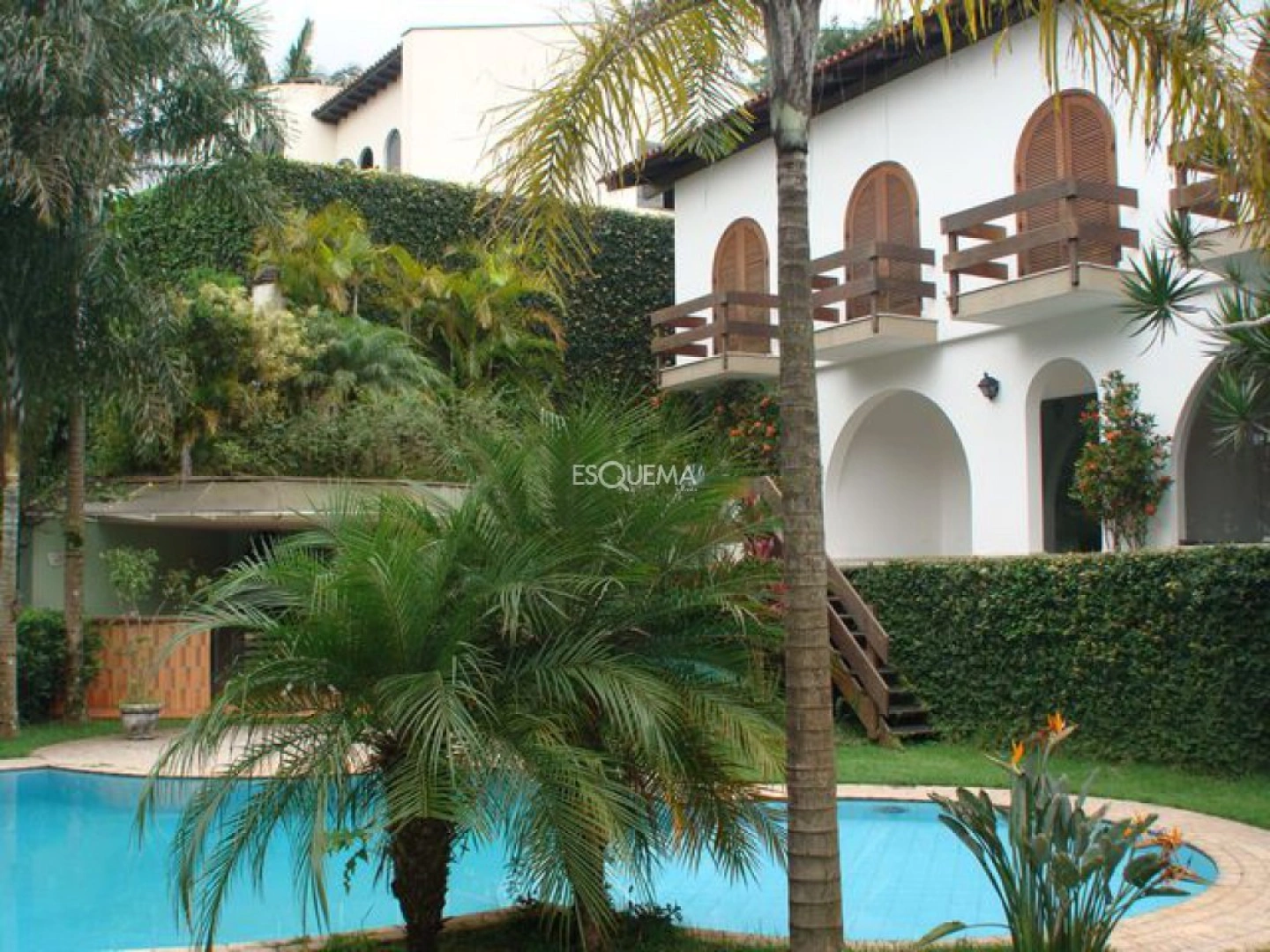 Casa para modernização com jardim e piscina - Imagem 11