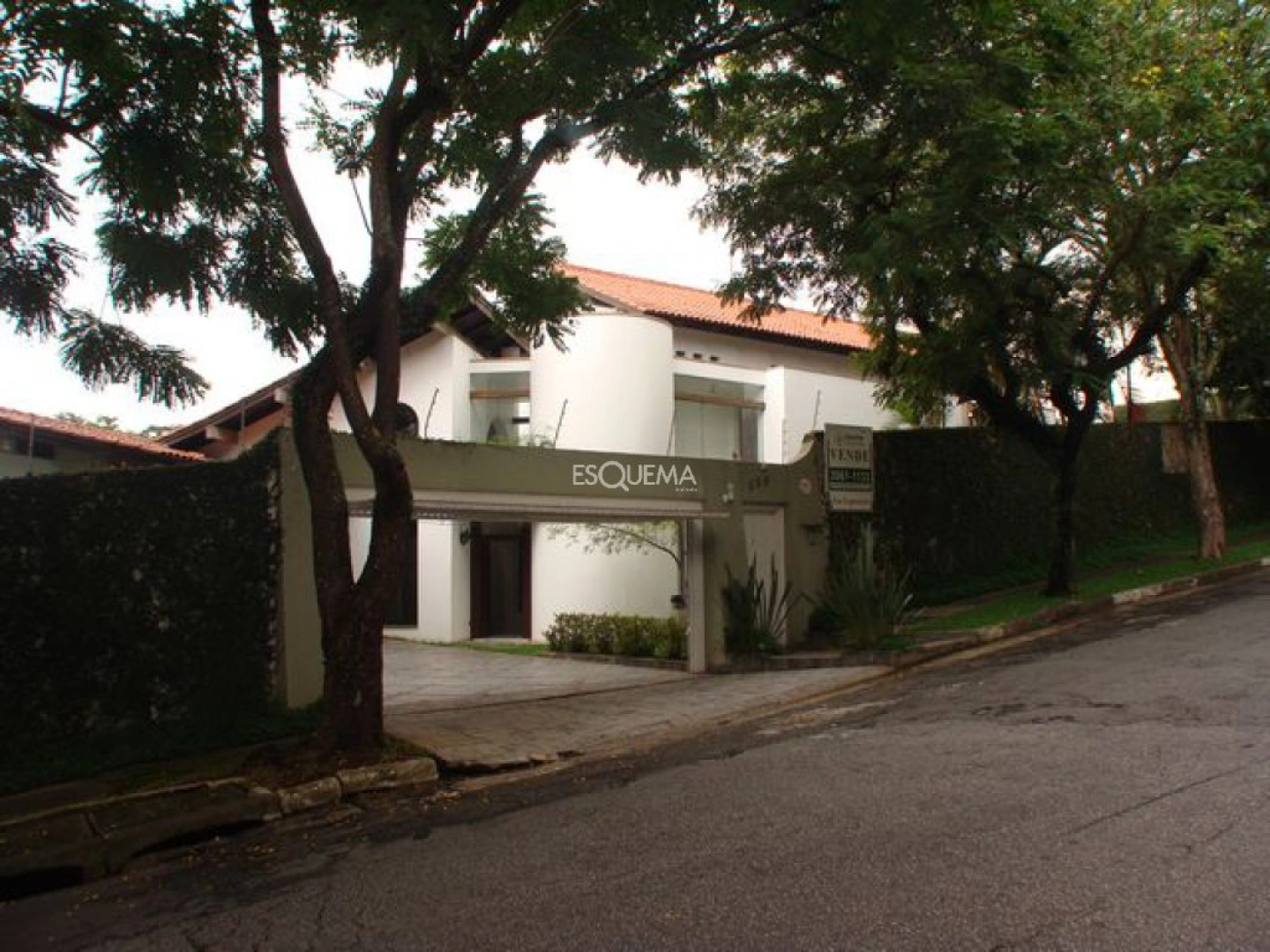 Casa para modernização com jardim e piscina - Imagem 12