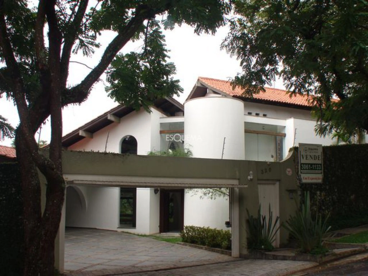 Casa para modernização com jardim e piscina - Imagem 13