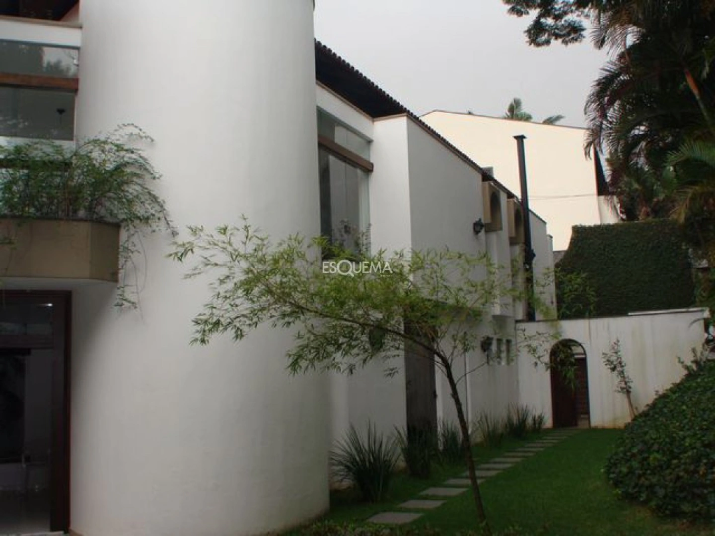 Casa para modernização com jardim e piscina - Imagem 14