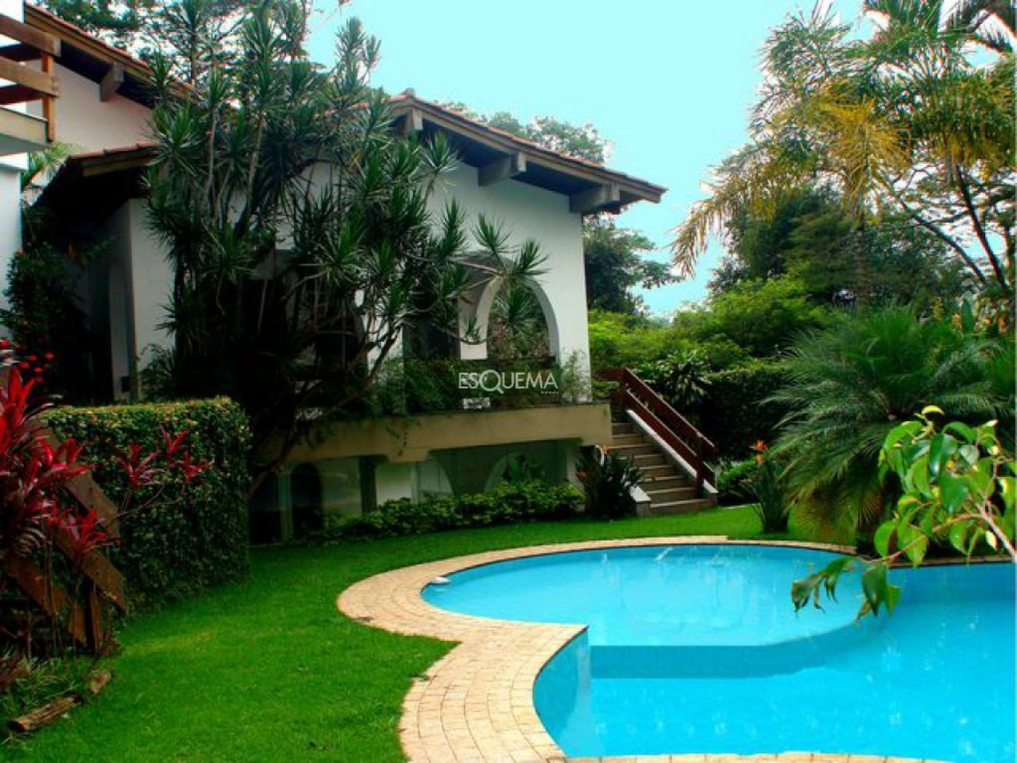 Casa para modernização com jardim e piscina - Imagem 1