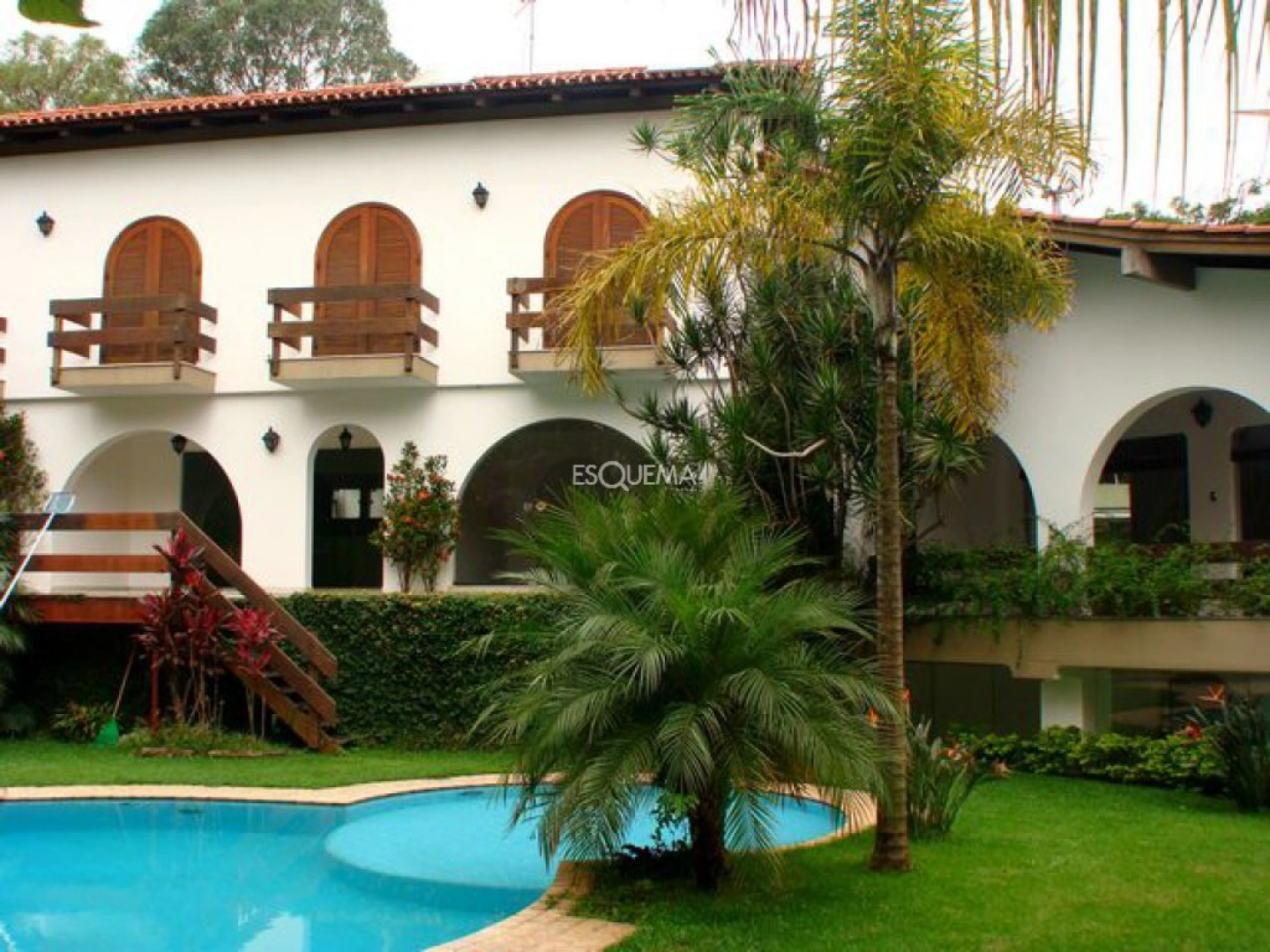 Casa para modernização com jardim e piscina - Imagem 2