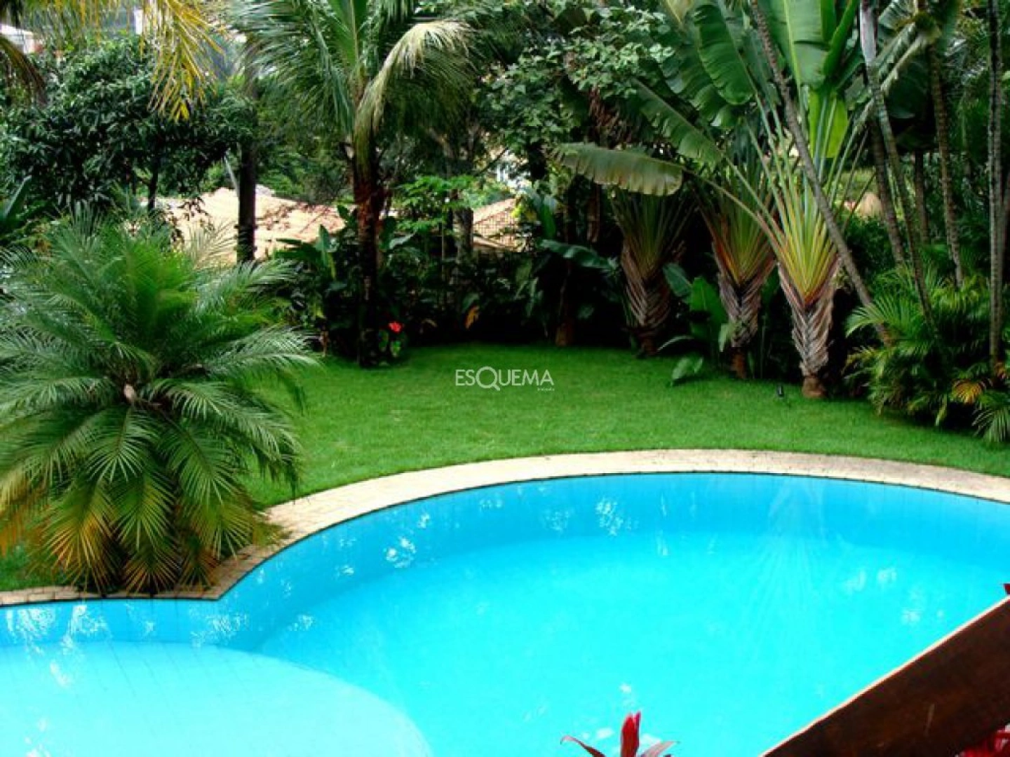 Casa para modernização com jardim e piscina - Imagem 3