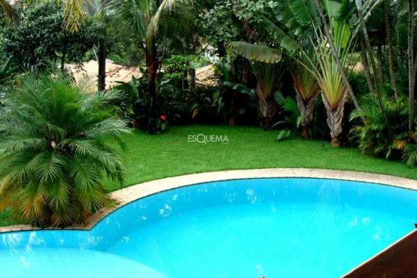 Casa para modernização com jardim e piscina
