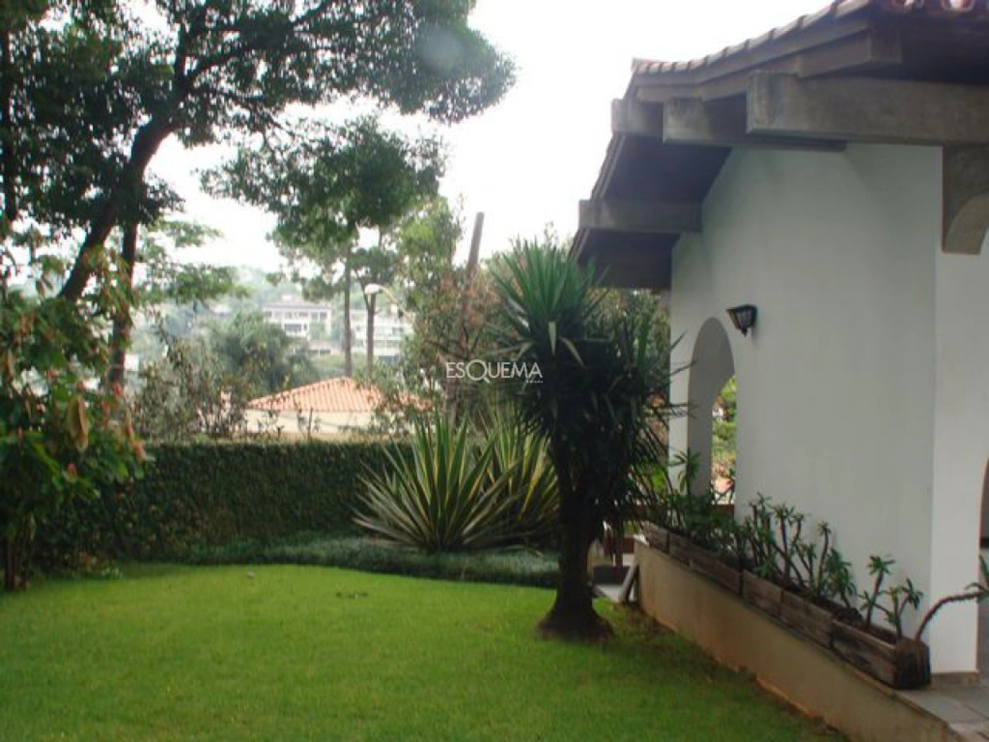 Casa para modernização com jardim e piscina - Imagem 4