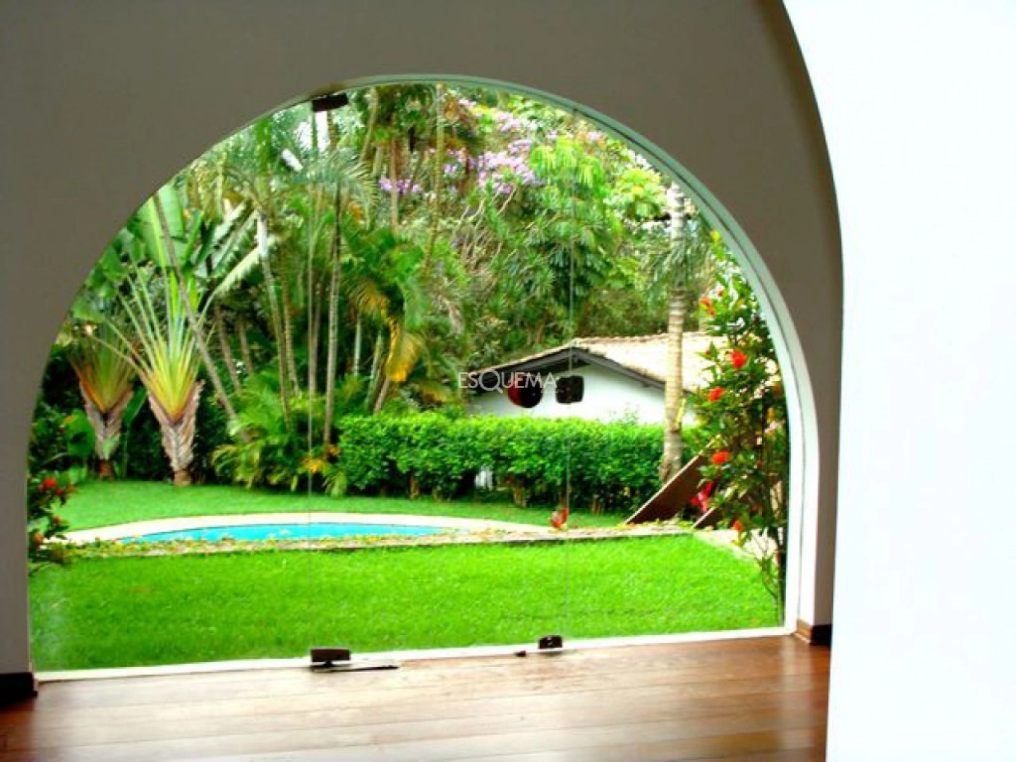 Casa para modernização com jardim e piscina - Imagem 5