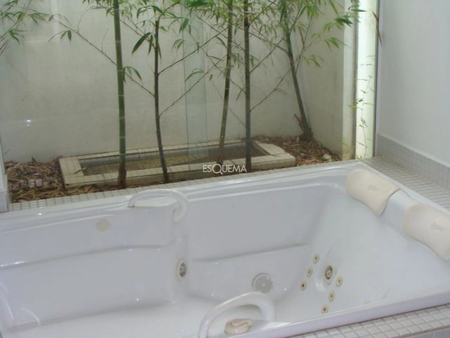 Casa para modernização com jardim e piscina - Imagem 6