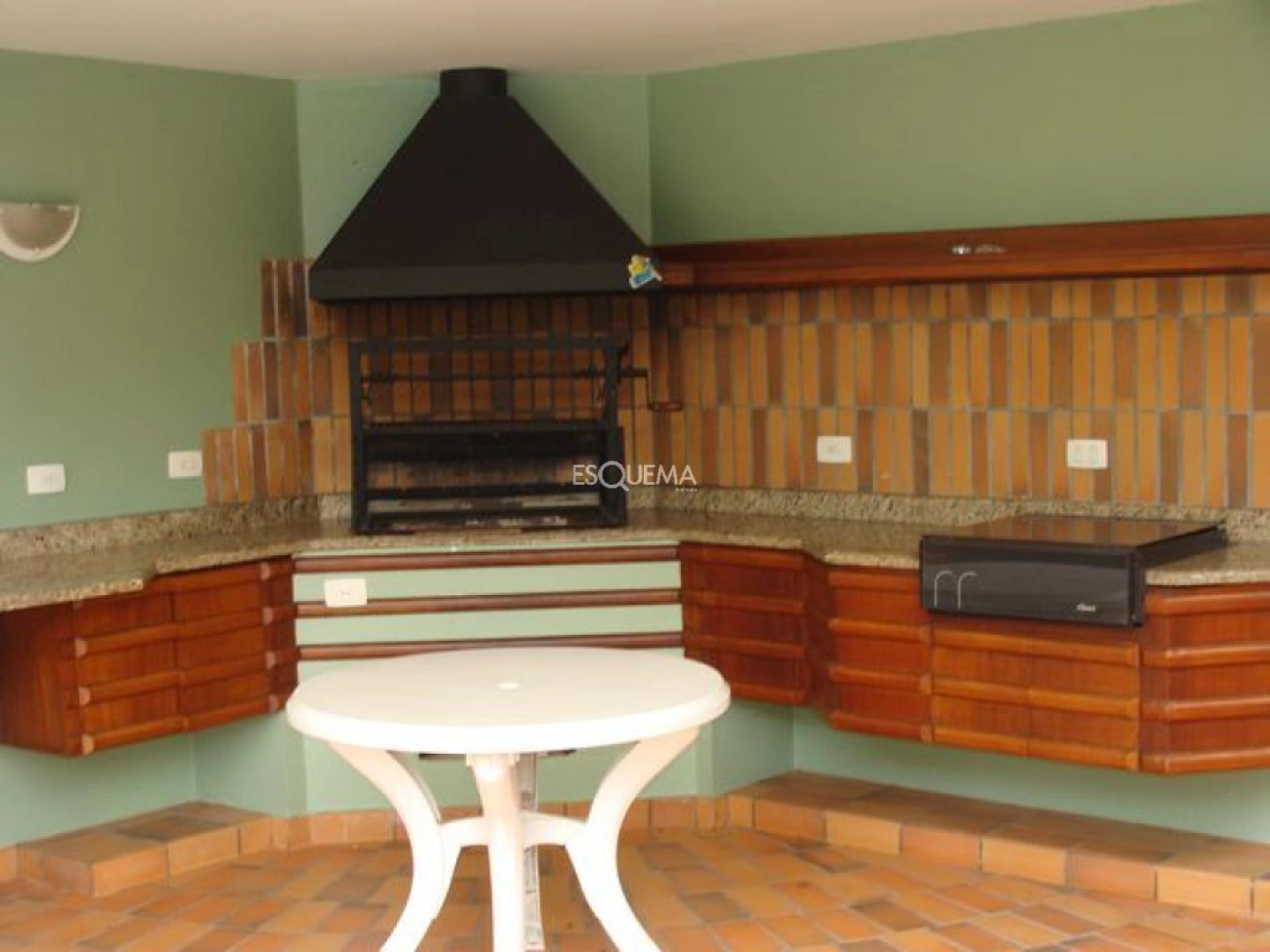 Casa para modernização com jardim e piscina - Imagem 9