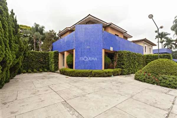 Casa comercial em endereço exclusivo