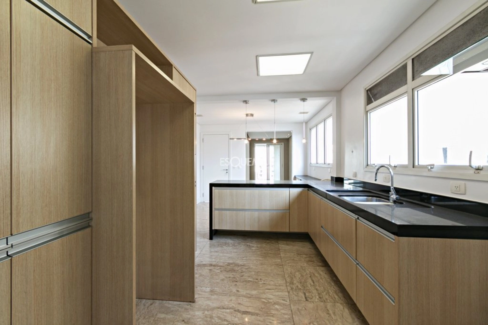 Apartamento neoclássico com ampla varanda - Imagem 8