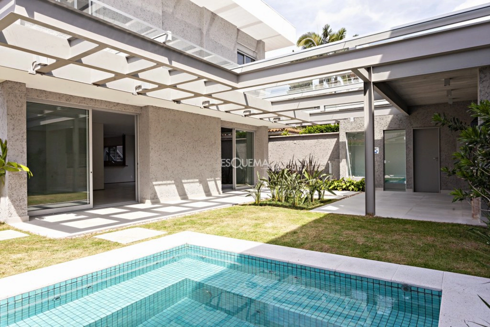 Casa com projeto de Vasco Lopes e paisagismo de Beth Miyazaki - Imagem 1