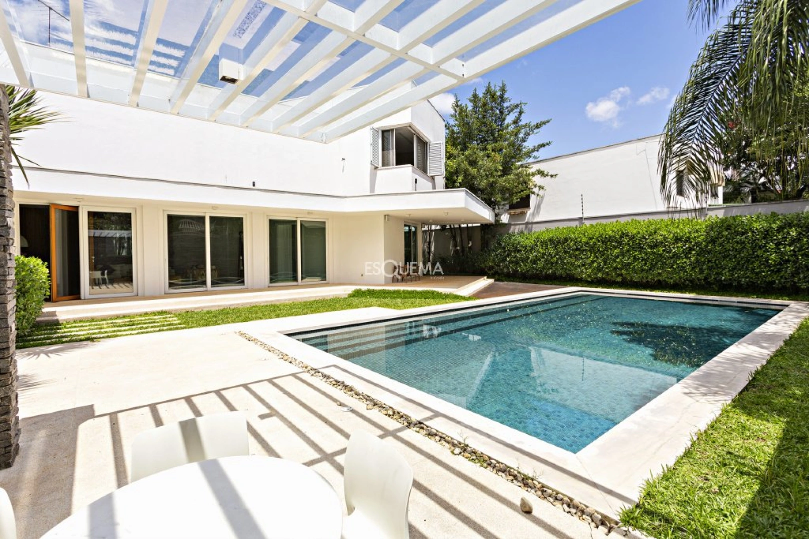 Casa reformada com projeto moderno - Imagem 1