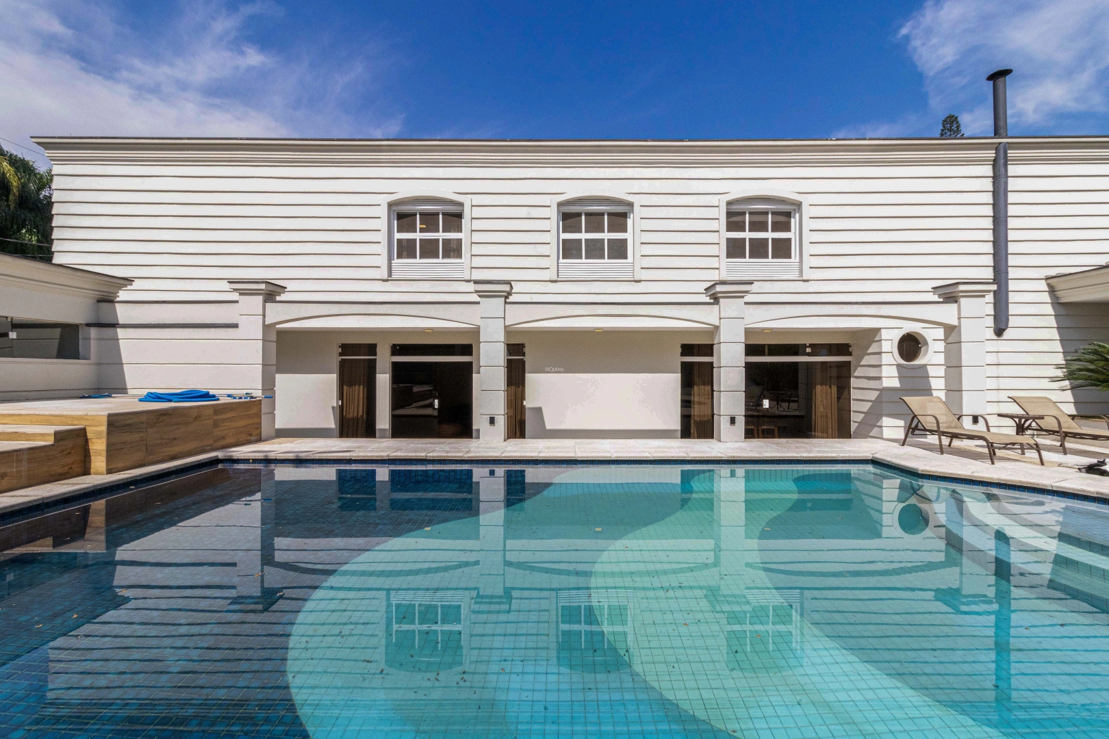 Casa com reforma contemporânea e lazer completo - Imagem 1