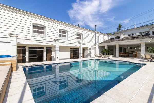Casa com reforma contemporânea e lazer completo