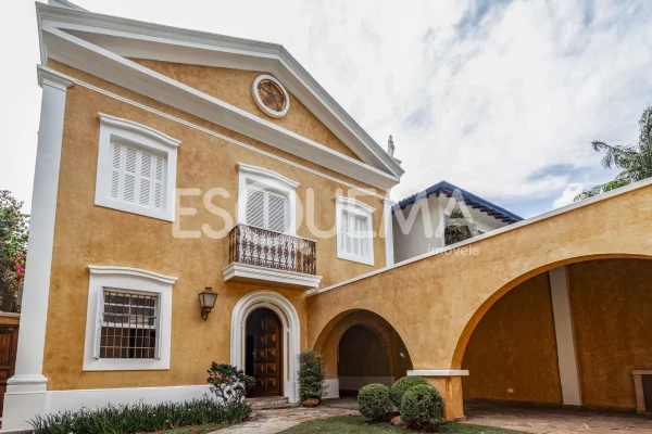 Casa em rua tranquila e com segurança reforçada