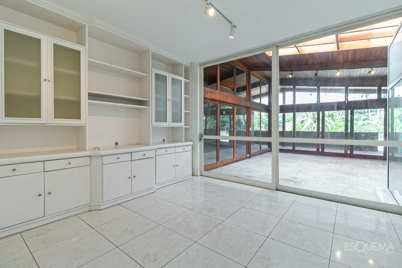 Casa térrea reformada, cercada por verde - Imagem 10