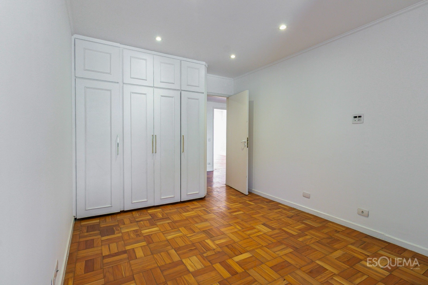 Casa térrea reformada, cercada por verde - Imagem 11