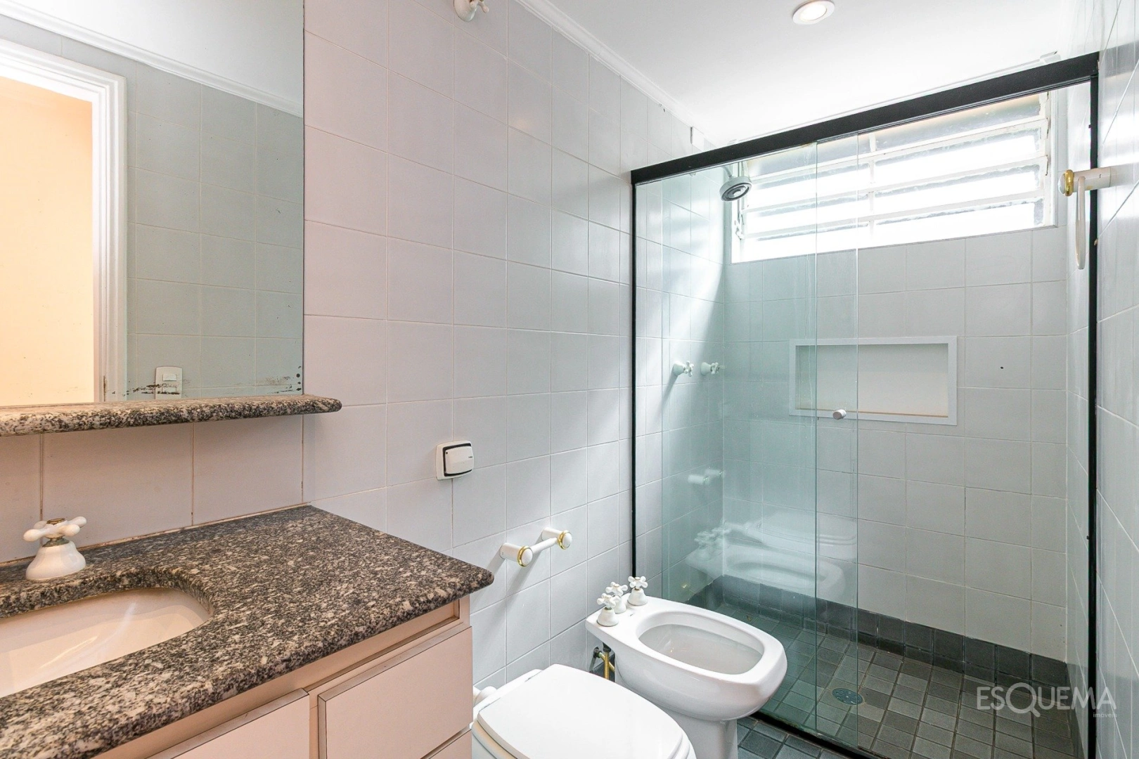Casa térrea reformada, cercada por verde - Imagem 12