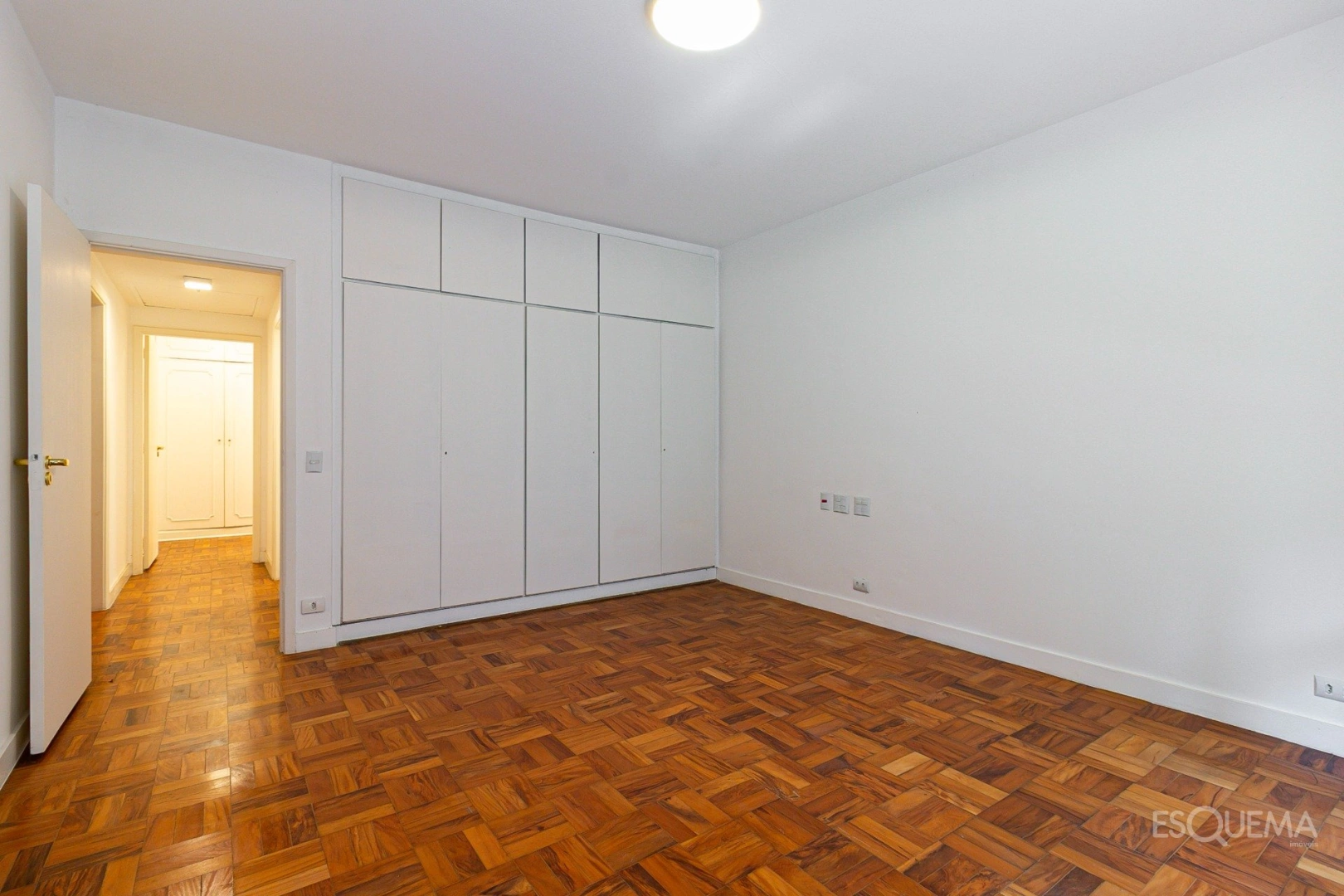 Casa térrea reformada, cercada por verde - Imagem 13