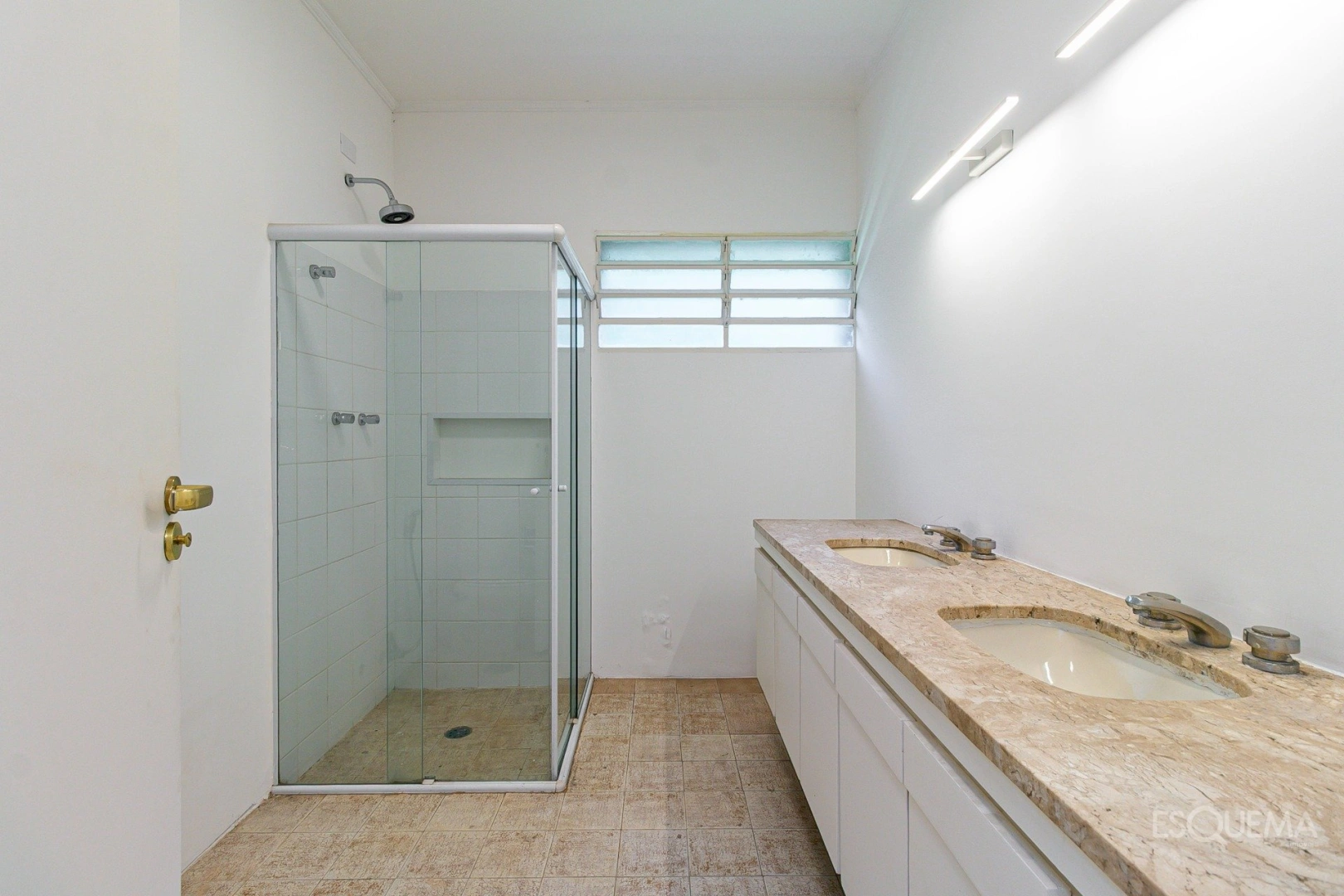Casa térrea reformada, cercada por verde - Imagem 14