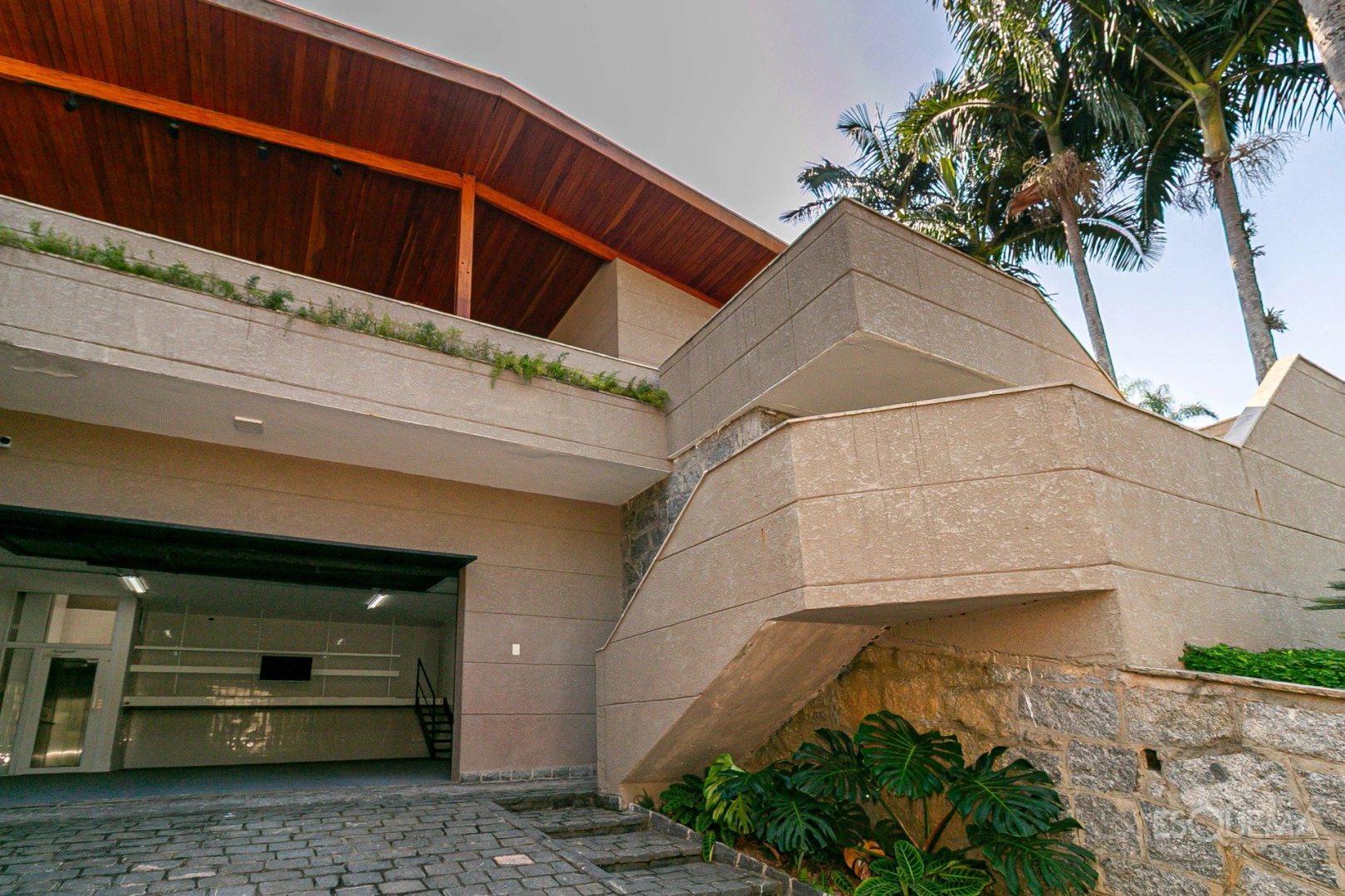 Casa térrea reformada, cercada por verde - Imagem 15