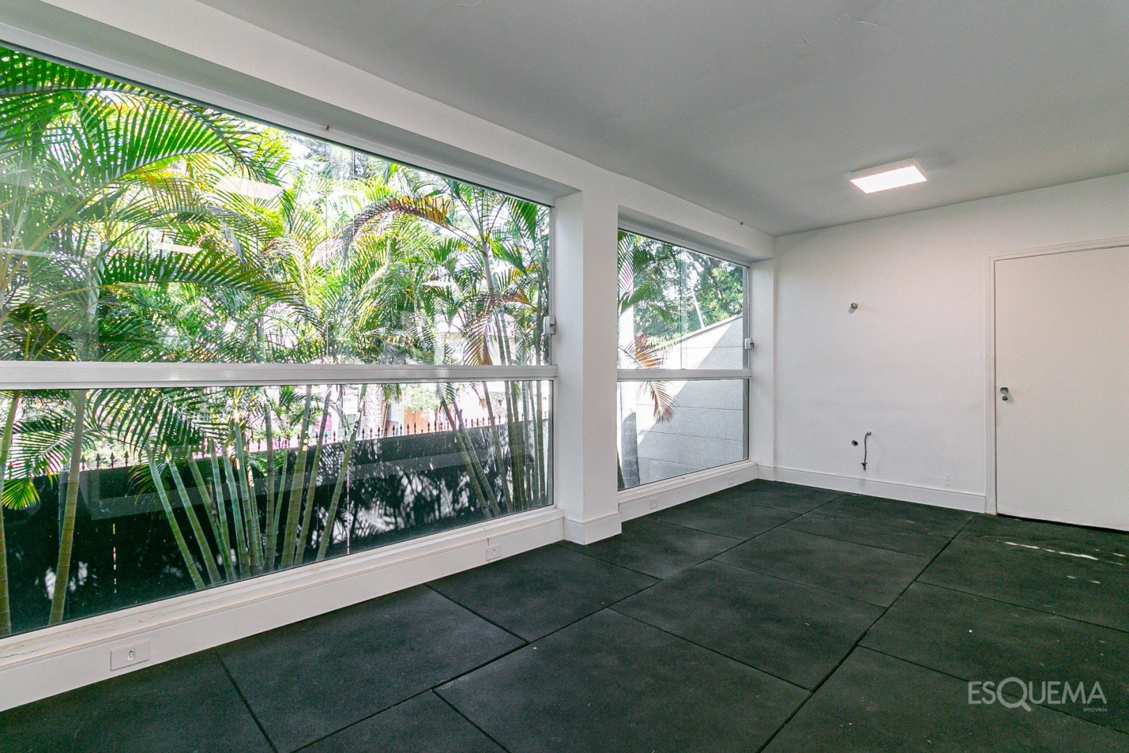 Casa térrea reformada, cercada por verde - Imagem 2