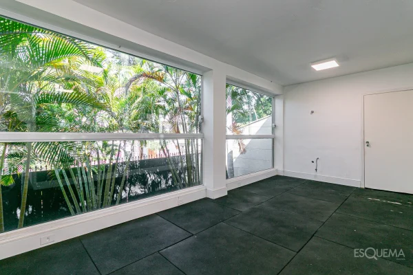 Casa térrea reformada, cercada por verde