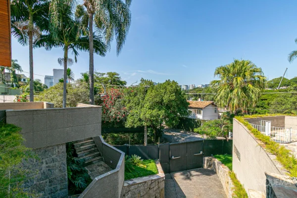 Casa térrea reformada, cercada por verde