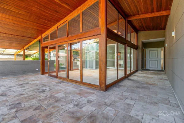 Casa térrea reformada, cercada por verde