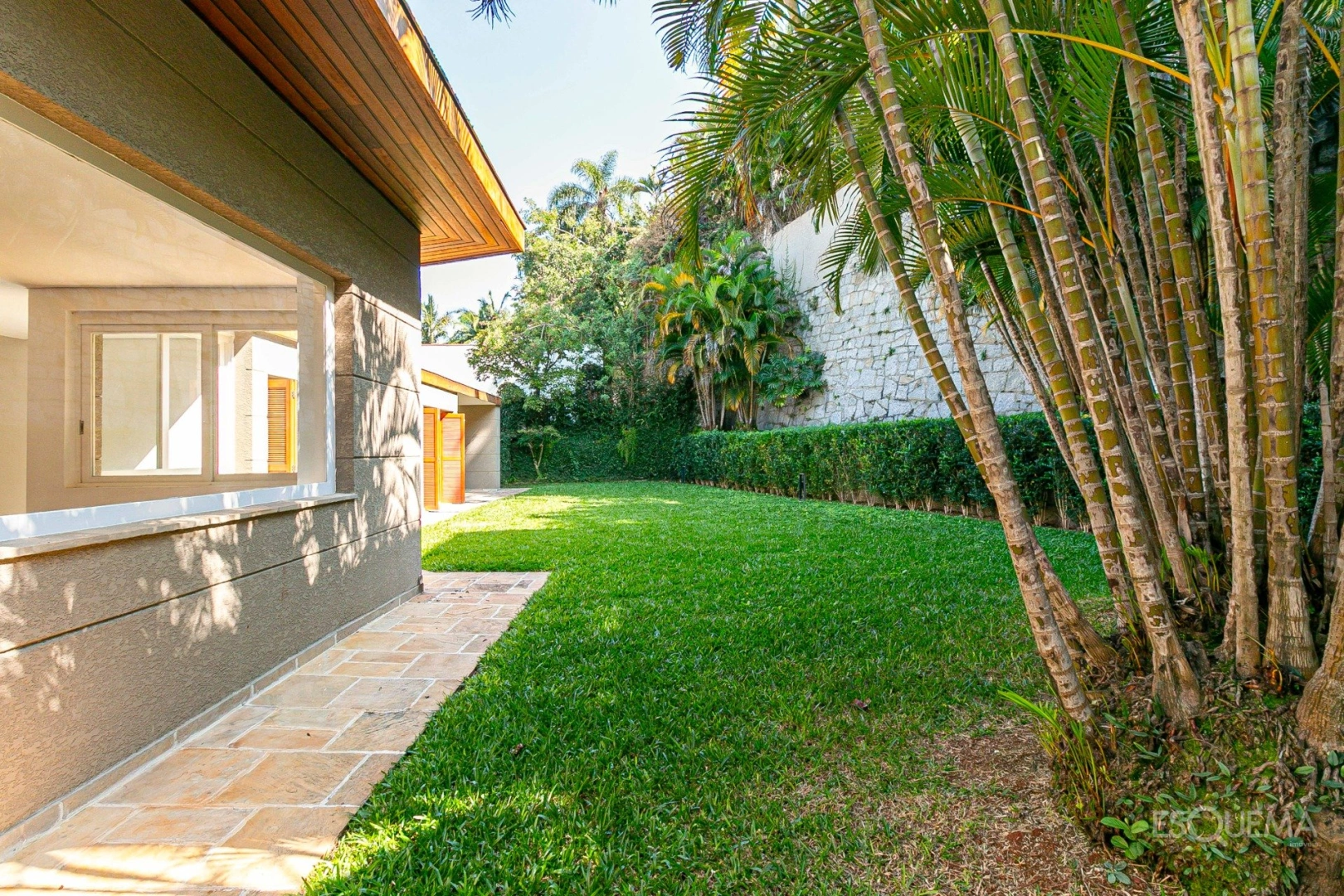 Casa térrea reformada, cercada por verde - Imagem 5
