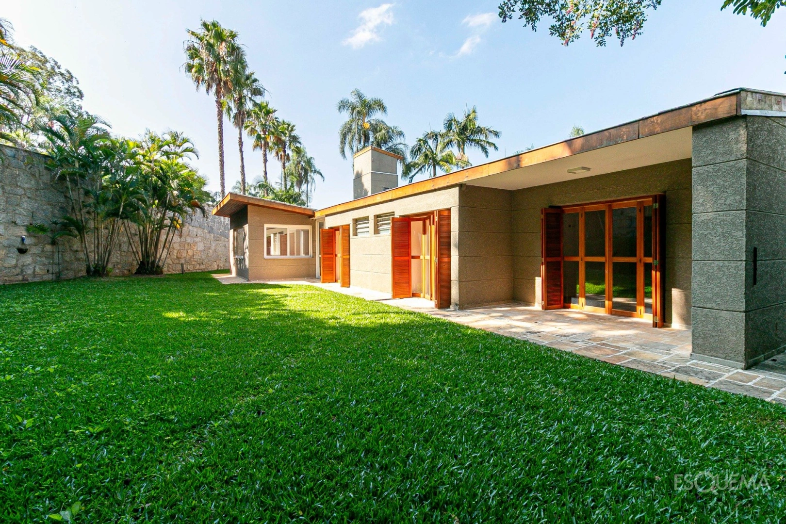 Casa térrea reformada, cercada por verde - Imagem 6