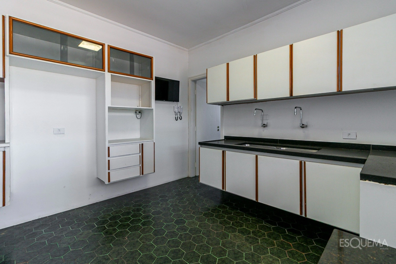 Casa térrea reformada, cercada por verde - Imagem 9