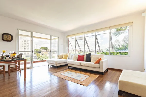 Vista verde eterna para contemplar. Espaços abertos e muita luz natural nessa casa na Vila Madalena.