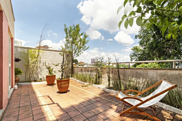 Vista verde eterna para contemplar. Espaços abertos e muita luz natural nessa casa na Vila Madalena.
