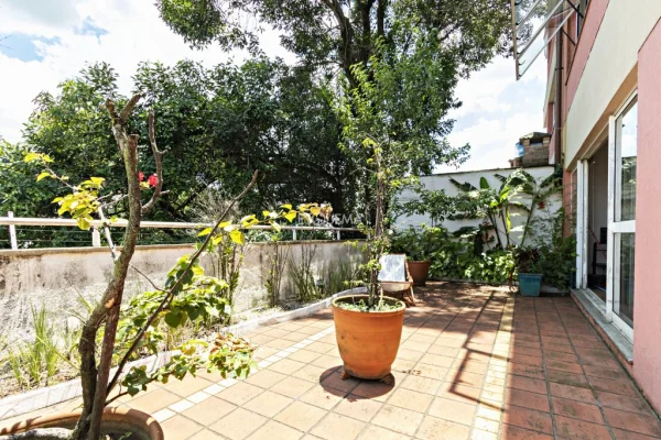 Vista verde eterna para contemplar. Espaços abertos e muita luz natural nessa casa na Vila Madalena.
