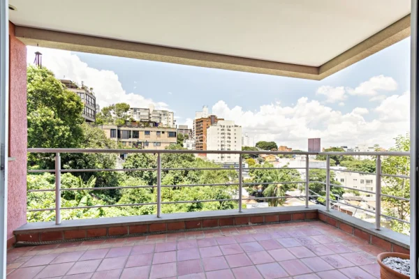 Vista verde eterna para contemplar. Espaços abertos e muita luz natural nessa casa na Vila Madalena.