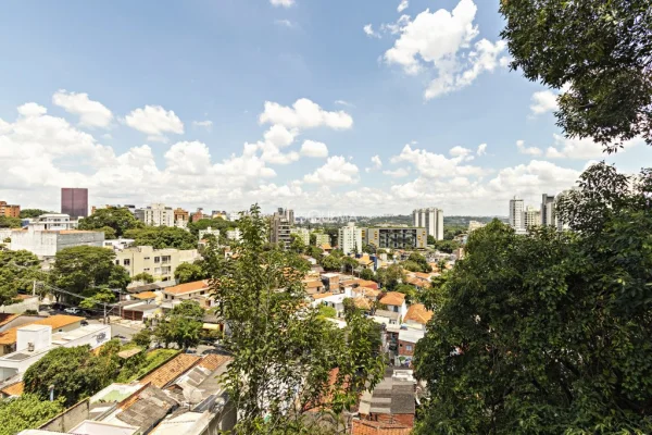 Vista verde eterna para contemplar. Espaços abertos e muita luz natural nessa casa na Vila Madalena.