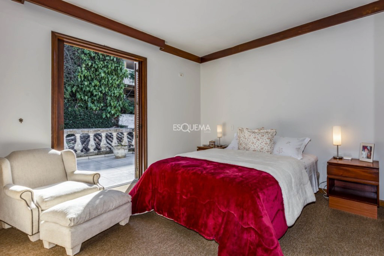 Casa bem localizada com jardim e piscina - Imagem 10
