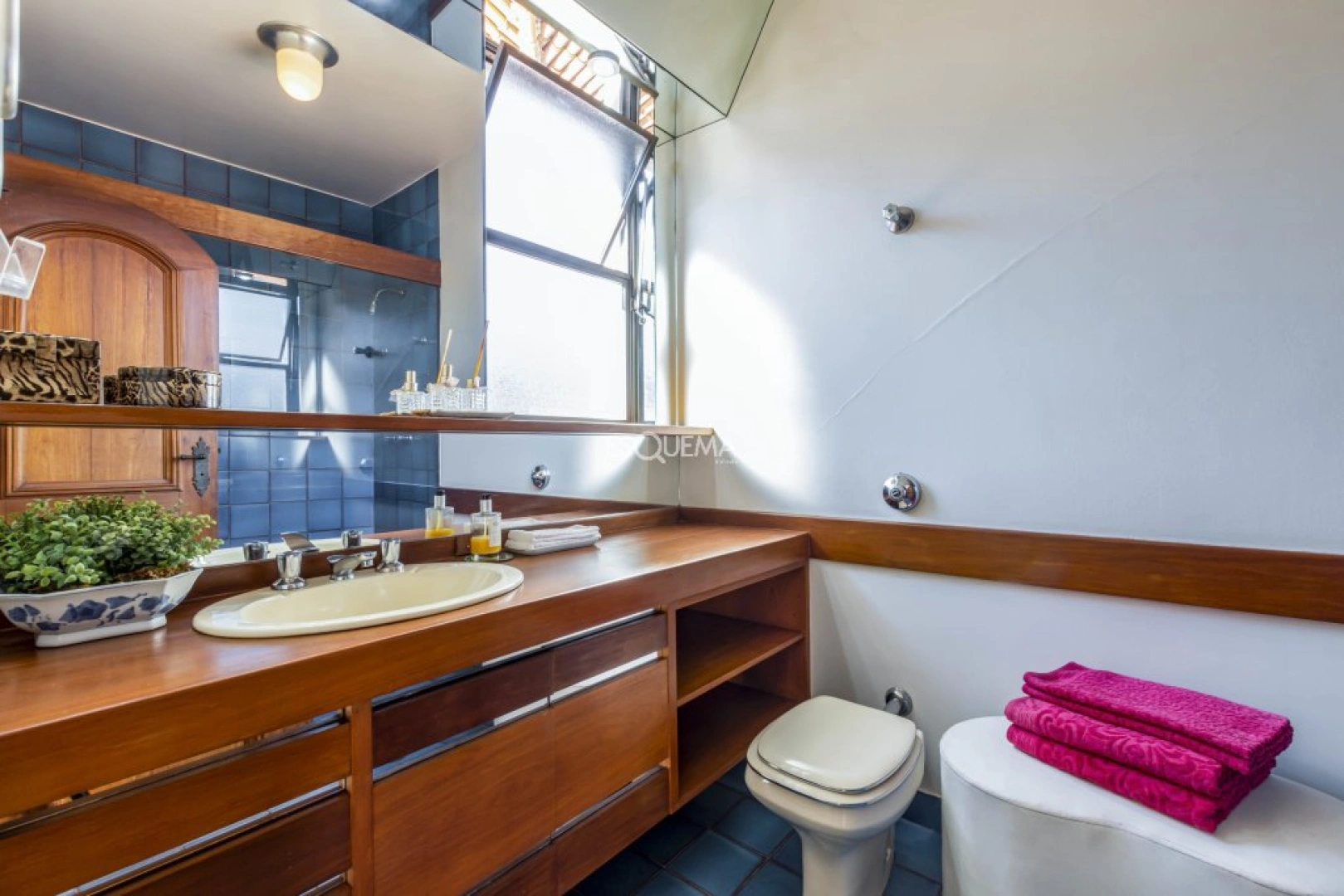 Casa bem localizada com jardim e piscina - Imagem 11