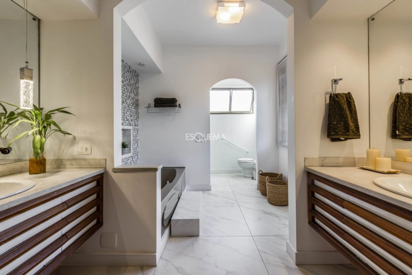 Casa bem localizada com jardim e piscina - Imagem 14