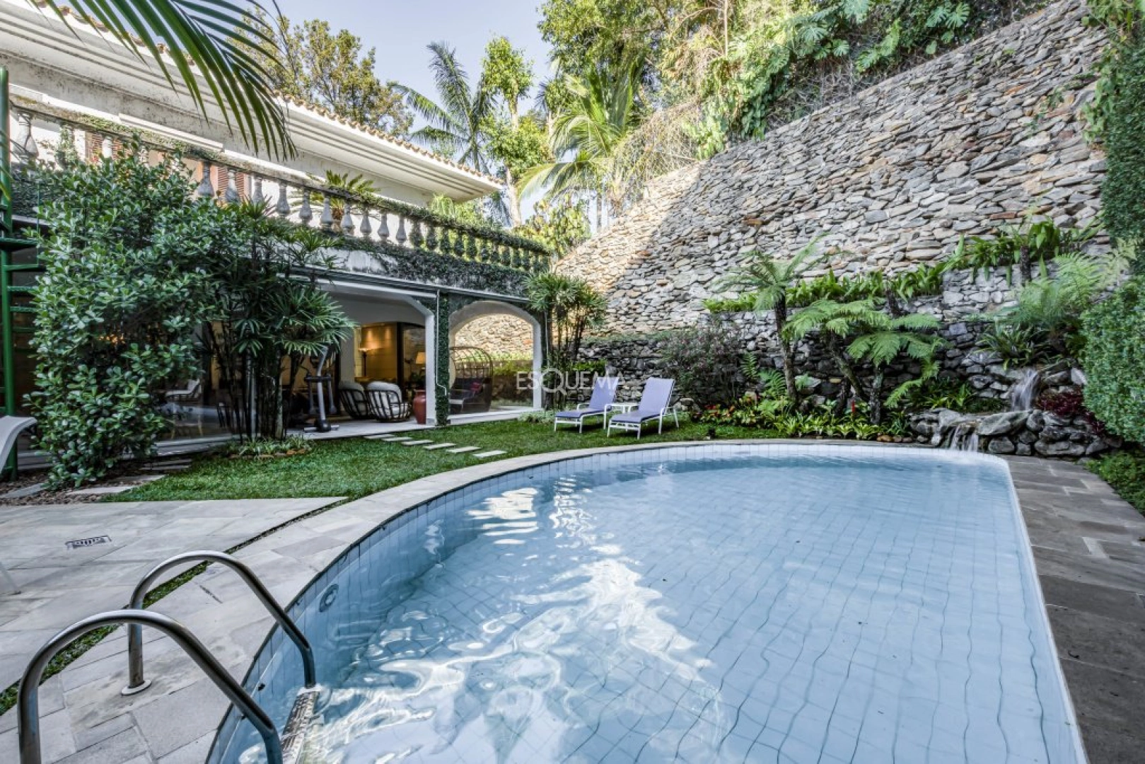 Casa bem localizada com jardim e piscina - Imagem 1