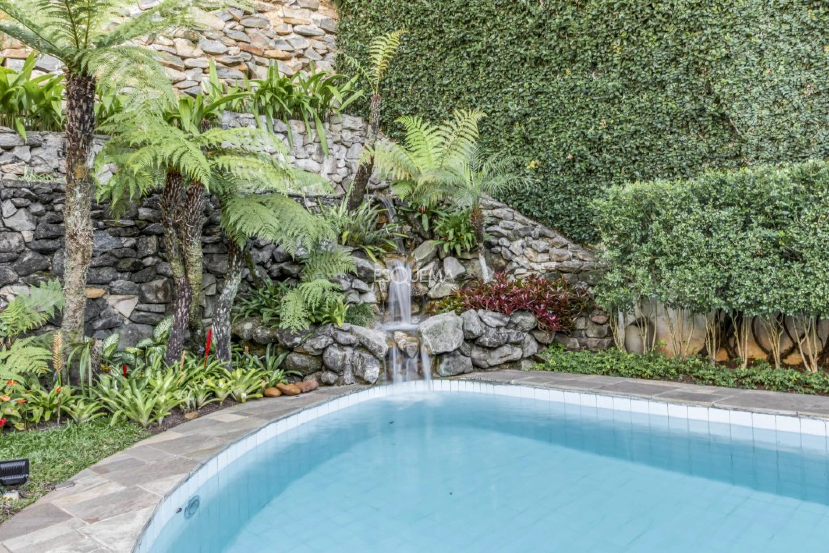 Casa bem localizada com jardim e piscina - Imagem 2