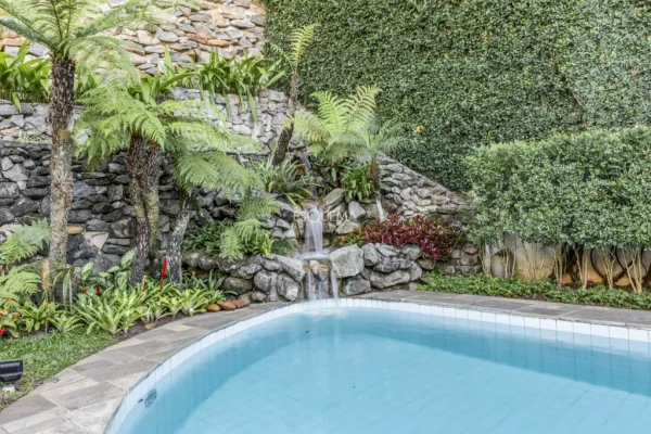 Casa bem localizada com jardim e piscina