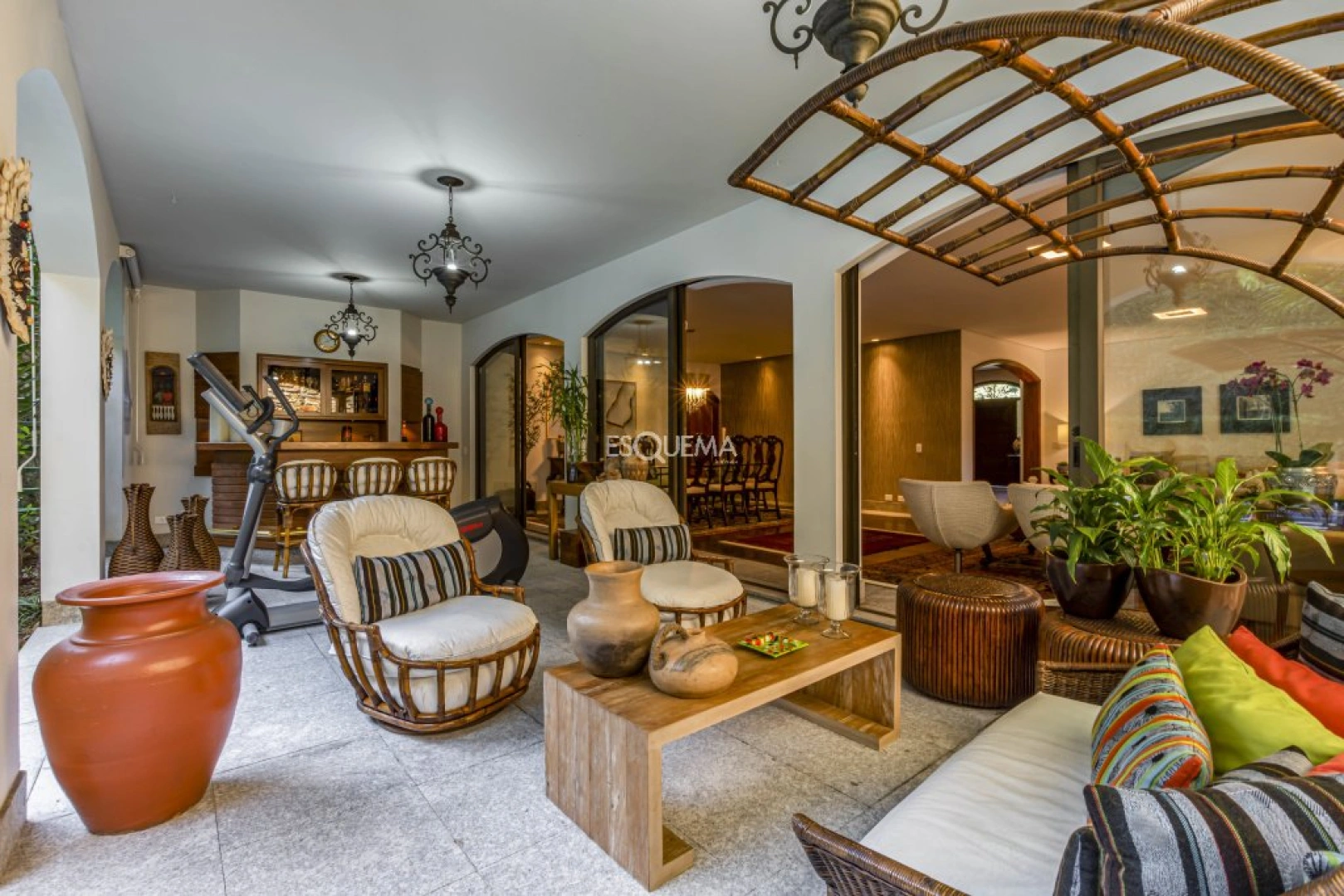 Casa bem localizada com jardim e piscina - Imagem 3
