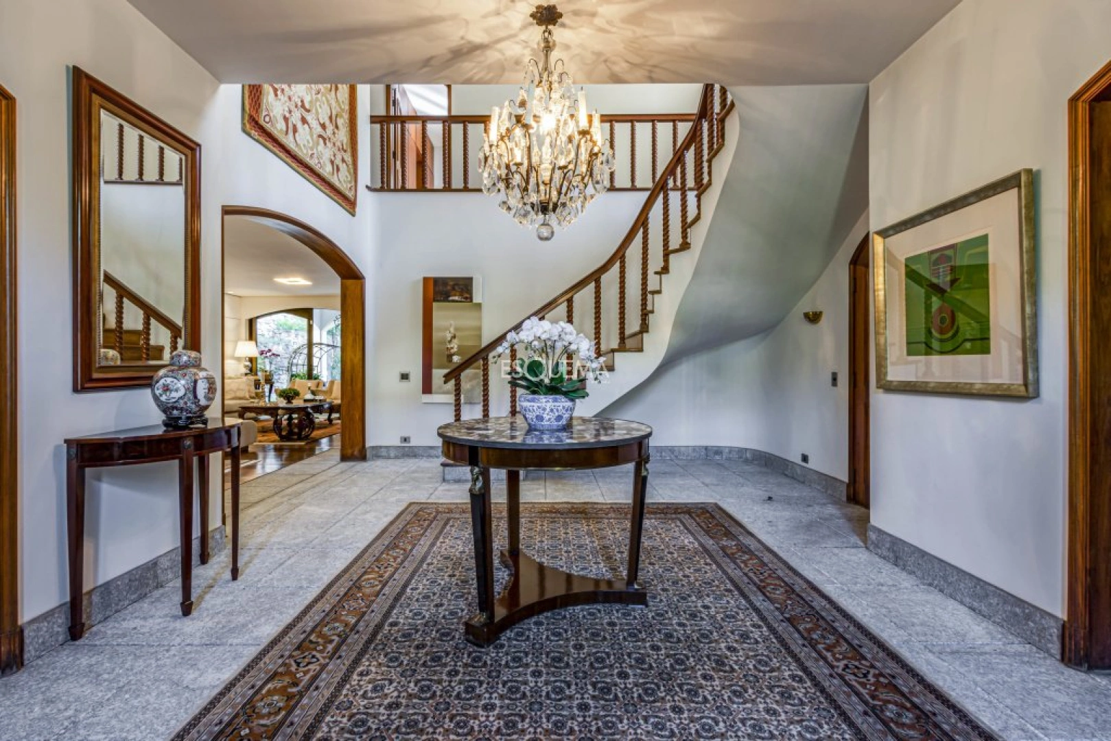 Casa bem localizada com jardim e piscina - Imagem 4