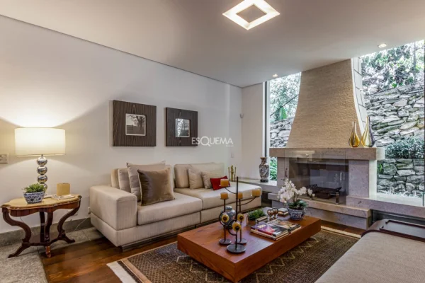 Casa bem localizada com jardim e piscina